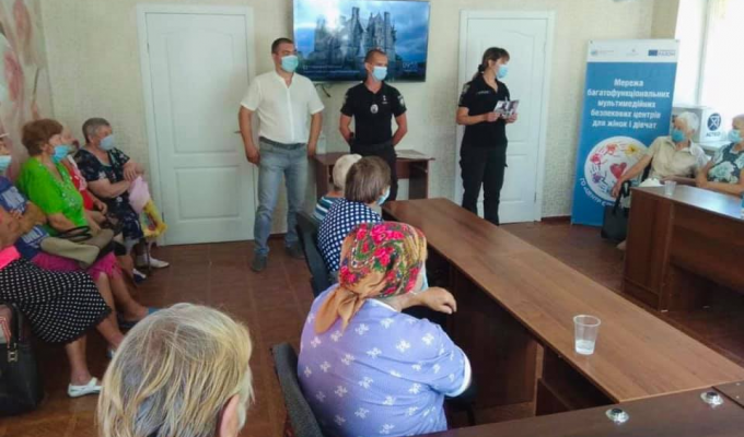 У Новоайдарі поліцейські роз’яснюють населенню як не стати жертвою шахраїв