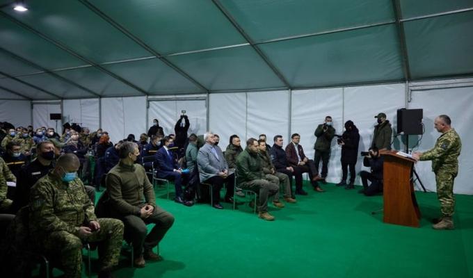 Президент провів нараду щодо безпекової ситуації в Донецькій та Луганській областях Президент провів нараду щодо безпекової ситуації в Донецькій та Луганській областях