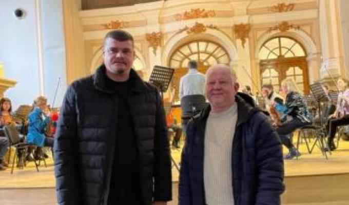 Міжнародні фестивалі та благодійні гастролі для ВПО: Артем Лисогор відвідав Луганську обласну філармонію Міжнародні фестивалі та благодійні гастролі для ВПО: Артем Лисогор відвідав Луганську обласну філармонію