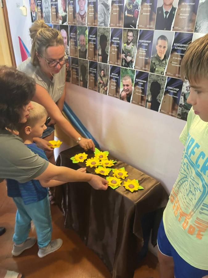 В Координаційному центрі допомоги ВПО з Луганської області в м. Кропивницький відбувся майстер-клас «Поле соняхів пам’яті»