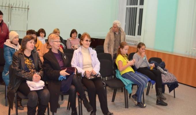 Кінопоказ у прифронтовому місті Щастя Кінопоказ у прифронтовому місті Щастя