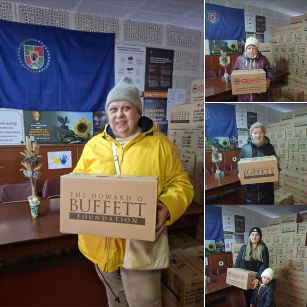 Колаж із чотирьох фотографій демонструє видачу гуманітарної допомоги мешканцям у приміщенні хабу, де жінки різного віку позують із картонними коробками від фундації Говарда Баффета та організації GEM на фоні прапора Луганської області й пакунків, складених у високі штабелі