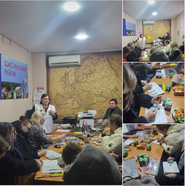 Колаж із чотирьох фотографій демонструє групове заняття з арттерапії або творчий майстер-клас для жінок, які сидять за довгим столом у кабінеті з великою картою на стіні та плакатом «Щастинський район», зосереджено малюючи олівцями на аркушах паперу поруч із солодощами та напоями.