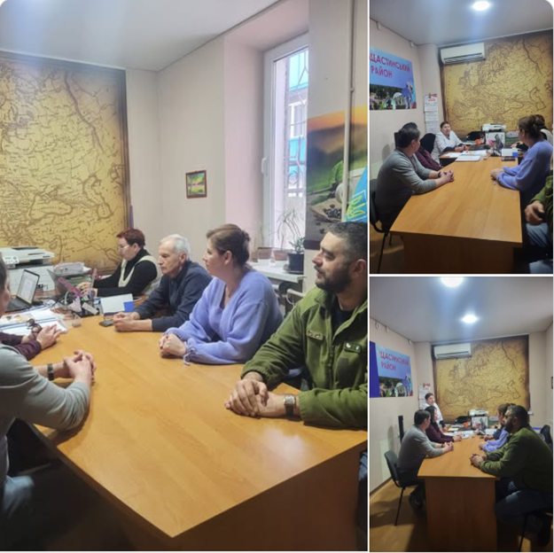 Колаж із трьох світлин демонструє робочу зустріч групи людей у кабінеті, де вони сидять за довгим дерев'яним столом на фоні великої карти на стіні та обговорюють робочі питання, використовуючи ноутбук і документи.