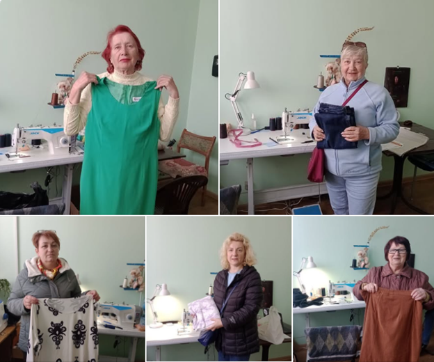 Колаж із п’яти окремих фотографій демонструє жінок у швейній майстерні, які з усмішкою позують на фоні професійних швейних машин, тримаючи в руках результати своєї праці або обрані тканини: зелену сукню, темно-синій відріз матеріалу, світлу кофту з чорним орнаментом, пакунок із речами та коричневу спідницю