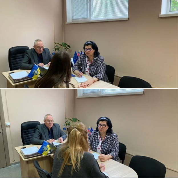 Колаж із двох аналогічних фотографій у робочому кабінеті з бежевими стінами демонструє офіційну зустріч за кутовим дерев'яним столом, де ліворуч сидить сивочолий чоловік в окулярах та сірому піджаку біля маленького прапора України, праворуч — темнокоса жінка в окулярах та рябому чорно-білому жакеті, а на передньому плані спиною до кадру сидить відвідувачка, яка на верхньому знімку має розпущене довге волосся, а на нижньому — зібране у хвіст