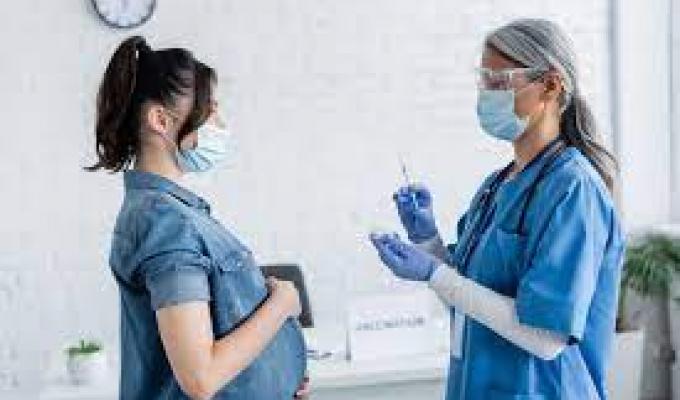 Вакцинація вагітних жінок проти COVID-19 є безпечною Вакцинація вагітних жінок проти COVID-19 є безпечною