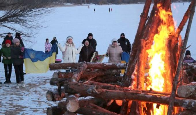 До Дня Соборності на Луганщині запалили Ватру єдності До Дня Соборності на Луганщині запалили Ватру єдності