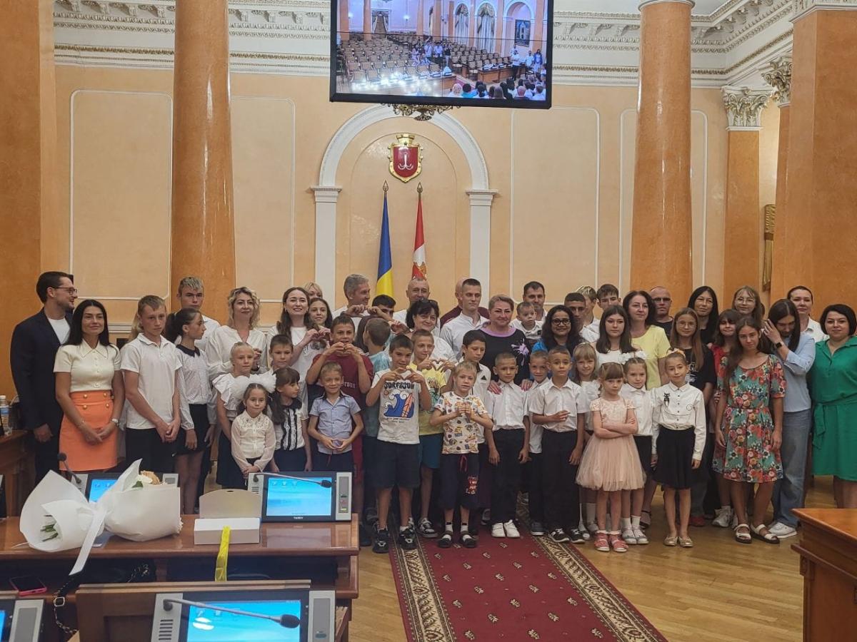 3 родини ВПО з Лисичанської громади отримали ключи від придбаного житла для дитячих будинків сімейного типу від Одеської міської ради