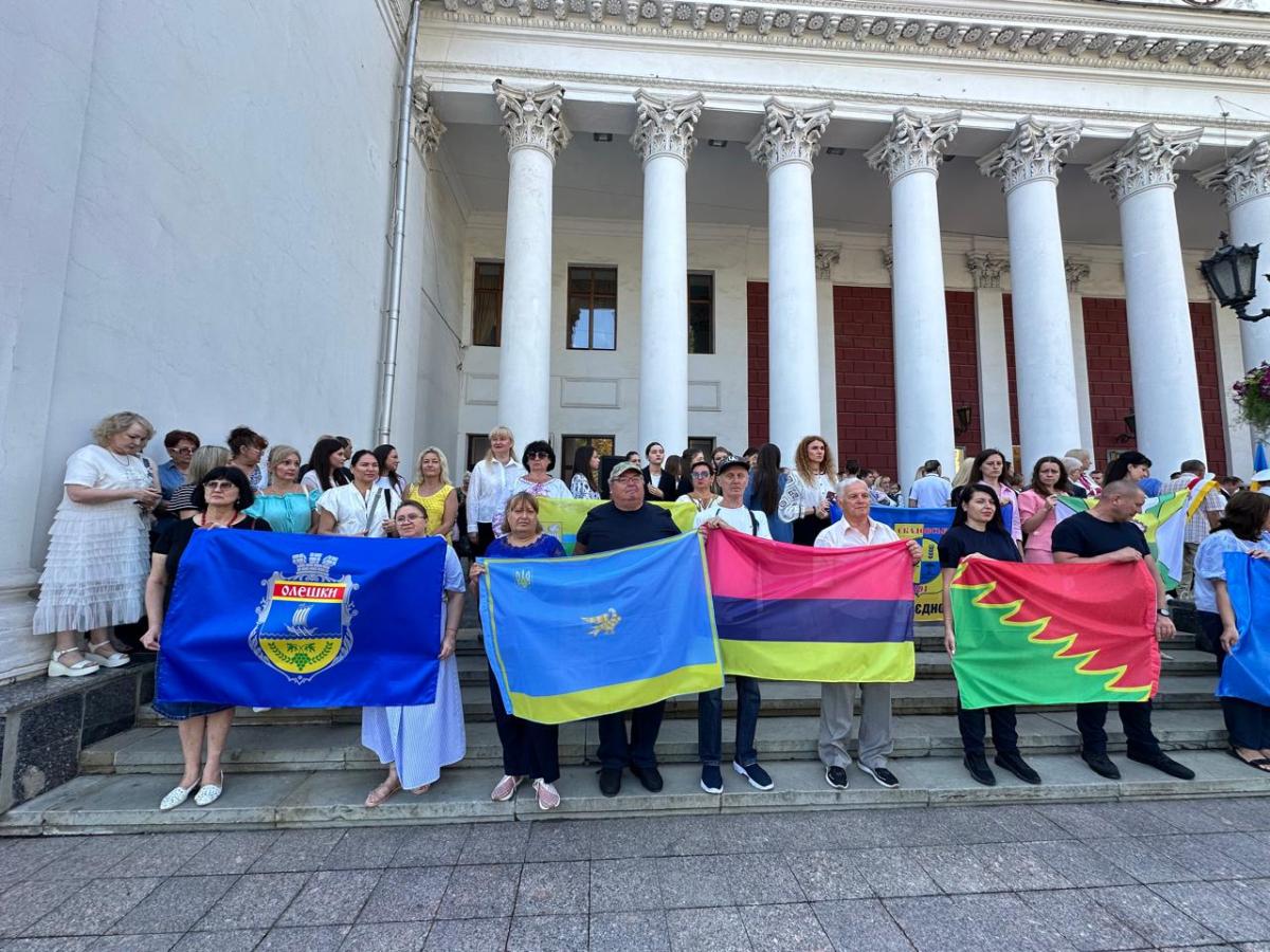 Працівники Координаційного центру допомоги ВПО з Луганської області в м.Одеса разом з внутрішньо переміщеними особи з Луганської області долучилися до урочистої церемонії з нагоди Дня міста Одеси