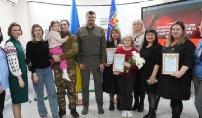 Знаком Пошани «Захиснику Луганщини» відзначено представників культурної сфери, які змінили мистецтво на зброю Знаком Пошани «Захиснику Луганщини» відзначено представників культурної сфери, які змінили мистецтво на зброю