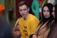 На фотографії крупним планом зафіксовано пару молодих людей, які сидять поруч.