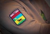 На знімку великим планом зафіксовано ліве передпліччя людини, на якому розміщено вишитий шеврон (нашивку