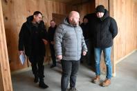 Чоловіки в теплому одязі оглядають незавершене житлове приміщення, що, за повідомленнями, є частиною проєкту будівництва житла для внутрішньо переміщених осіб на Закарпатті, який обговорюють голова Луганської ОВА Олексій Харченко та голова Закарпатської ОВА Мирослав Білецький. 
