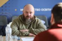 Чоловік на фотографії — це Оксен Лісовий, поточний Міністр освіти і науки України. Він був призначений на цю посаду Верховною Радою 21 березня 2023 року
