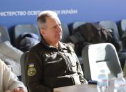 Чоловік на фотографії — це Оксен Лісовий, поточний Міністр освіти і науки України. Він носить військову форму, оскільки є добровольцем Сил оборони України, який брав участь у бойових діях