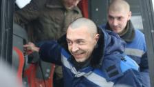 Зображення щасливих робітників у спецодязі під час посадки в транспортний засіб в сніжну погоду