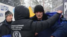 Кілька людей, одягнених у зимовий одяг, стоять біля транспортного засобу з написом «Координаційний штаб з питань полонених»