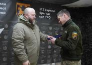 На фото зображено офіційну церемонію нагородження в 111-й окремій бригаді Сил територіальної оборони ЗСУ