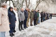 Учасники тихої акції «Ангели пам'яті» у Кропивницькому. Люди стоять у шерензі, схиливши голови під час хвилини мовчання в пам'ять про загиблих захисників та Героїв Небесної Сотн