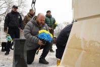 Учасники меморіального заходу у Кропивницькому покладають квіти до пам'ятника на честь Героїв Небесної Сотні та загиблих захисників