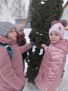 Діти прикрашають вічнозелене дерево білими паперовими ангелами-витинанками. Ці фігурки є центральним символом акції, що уособлюють душі загиблих захисників та віру в перемогу світла над темрявою