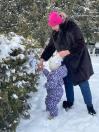 На цьому фото зафіксовано участь жінки з маленькою дитиною у всесвітній тихій акції «Ангели пам’яті»