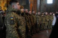 На цьому фото зафіксовано групу українських військовослужбовців під час урочистої або пам'ятної події всередині храму.