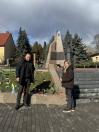 На цьому зображенні зафіксовано двох людей біля меморіального комплексу в Ужгороді, присвяченого пам'яті загиблих захисників України.