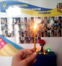 На цьому зображенні зафіксовано момент вшанування пам’яті полеглих захисників України.