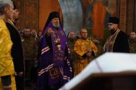 На цьому зображенні зафіксовано урочисте богослужіння в Кирилівській церкві в Києві, яке очолює митрополит Олександр (Драбинко), ієрарх Православної Церкви України.