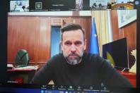 Скриншот робочої відеозустрічі в Zoom за участю заступника керівника Офісу Президента України Віктора Микити, де він проводить нараду з представниками обласних військових адміністрацій на фоні державного прапора