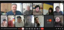 Скриншот онлайн-конференції в Google Meet демонструє вікна з відео учасників круглого столу до дня пам'яті про Чорнобиль, серед яких Олександр Перов, Наталія Баннікова, Максим Шевченко та інші, а також індикатор «Ще 12 осіб» та панель керування дзвінком у нижній частині екрана