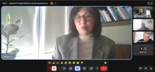 Скриншот онлайн-наради у Google Meet, де на великому головному екрані виступає жінка в окулярах та піджаку (Bohdana G.) на тлі книжкової полиці та кімнатної рослини, а праворуч у менших вікнах відображаються інші учасники засідання.