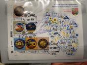 Поштовий конверт першого дня у захисному пакеті прикрашений ілюстрованою картою Луганської області, святковими написами до ювілеїв Конституції та Незалежності України, а також блоком із шести унікальних поштових марок, які погашені художнім штемпелем від 21 серпня 2026 року та підписані автографом.