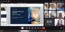 Скриншот онлайн-трансляції у Google Meet, де демонструється презентація навчального семінару «Програми екранного доступу NVDA та TalkBack», а праворуч у вікнах видно обличчя учасників та організаторів заходу.