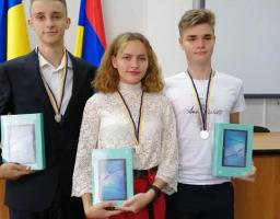 Нагородили срібними медалями та цінними подарунками випускників Опорного навчального закладу Новоайдарська школа-гімназія
