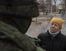 У Кремінній окупанти тероризують місцевих, у школах так званої «лнр» перевіряють телефони