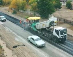 Велике будівництво: на дорозі між Старобільськом та Новоайдаром укладають нижній шар асфальтобетону