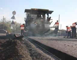 Велике будівництво: на дорозі від Старобільська до Новоайдара завершують укладання нижнього шару асфальту