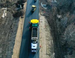 Велике будівництво: на дорозі від Старобільська до Новоайдара уклали 25 км верхнього шару асфальту  