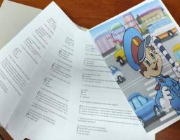 Поліцейські продовжують відвідувати навчальні заклади.