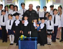 Головний поліцейський Луганщини Сергій Коміссаров вручив «посвідчення» юним помічникам правоохоронців з Новоайдарської школи-гімназії