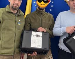 Виконуючий обов'язки начальника Луганської ОДА передали захисникам Бахмута чергову партію квадрокоптерів