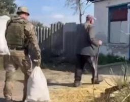 Поліцейські задокументували російський обстріл Невського, доставили гуманітарну допомогу, та допомогли евакуюватися двом жінками з Макіївки