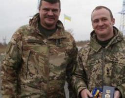 Артем Лисогор вручив нагороду луганському журналісту Олександру Марченку, який повернувся на фронт після поранення