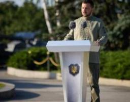 Український прапор є джерелом волі й незламності всіх воїнів, які борються за нашу землю – Президент на церемонії підняття Державного прапора