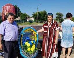 У Новоайдарі відбулось покладання квітів з нагоди Дня скорботи і вшанування памяті жертв війни в Україні