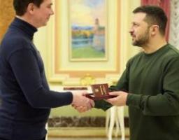 Рятував життя військових та містян у напівзруйнованій Попасній – Глава держави відзначив внесок нашого лікаря