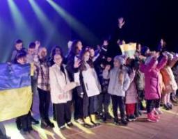 Артем Лисогор завітав на свято новорічної ялинки для луганської малечі, яке влаштували у Сєвєродонецькому гуманітарному хабі в Дніпрі